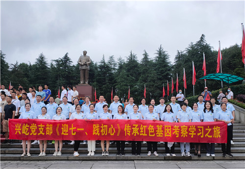 毛澤東銅像廣場(chǎng)合影.jpg 毛澤東銅像廣場(chǎng)合影.jpg